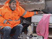 Záběr, který obletěl svět: Otec držící dceru za bezvládnou ruku